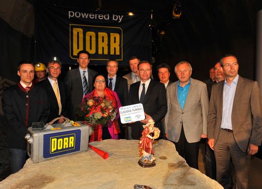 Im Bild v.l.n.r.: Bernd Enegl (Projektleiter Porr), Franz Sempelmann (Projektleiter ASFINAG), Gernot Brandtner /Geschäftsführer ASFINAG), Tunnelpatin Dr. Claudia Kahr, Alfred Sebl (Porr-Geschäftsführer), ASFINAG-Vorstände Klaus Schierhackel (hinten) und Alois Schedl, Verkehrslandesrat Reinhold Entholzer, LH-Stellvertreter Franz Hiesl und ASFINAG-Geschäftsführer Alexander Walcher.