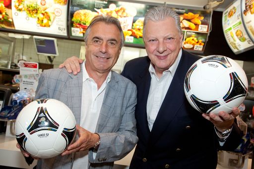  Fankost bei McDonald's Österreich: Edi Finger und Hans Huber rühren für ihre Favoriten die Werbetrommel.