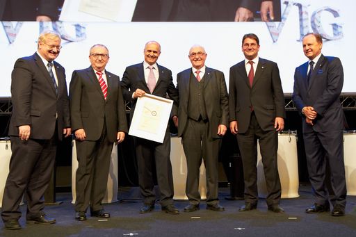 http://www.apa-fotoservice.at/galerie/3005/
Der Vorstand der Vienna Insurance Group v.l.n.r.: Dr. Martin Simhandl, Dr. Franz Kosyna, Dr. Peter Hagen, Dr. Günter Geyer, Mag. Peter Höfinger, Franz Fuchs