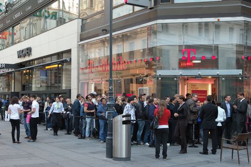 Mehr als 100 Kunden warteten bereits zu Verkausstart, um 6 Uhr morgens, auf die ersten Samsung Galaxy S III Österreichs.
