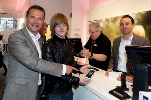 Vorschau Bild von Stefan Gubi, Geschäftsführer Vertrieb und Service bei T-Mobile, überreicht das erste Samsung Galaxy S III Österreichs an Gregor C.