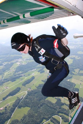 Thalgau:  Vom 8. - 10. Juni 2012 springen bereits zum dritten Mal die rund 200 weltbesten Fallschirmspringer im Rahmen der "Parachute World Series" aus rund 1000 Metern Höhe auf einen nur 2 cm großen Zielpunkt!