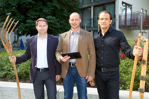 http://www.apa-fotoservice.at/galerie/3008
Im Bild v.l.n.r. Reinhardt Schwarz (Gesellschafter und Vertriebsleiter, Land schafft Leben (Marketing)), Hannes Royer (Landwirt aus Schladming und Geschäftsführer Land schafft Leben und Initiator von "Wir Bauern Online") und Martin Motlik (Geschäftsführer mmc Agentur)