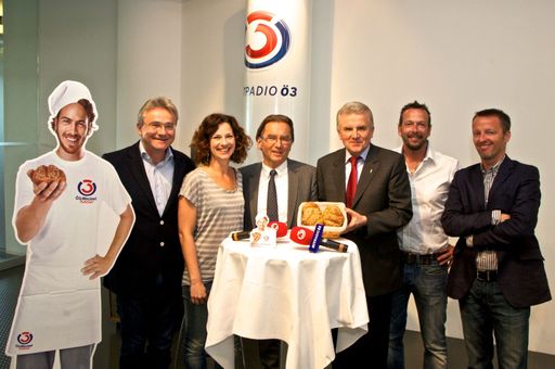  http://www.apa-fotoservice.at/galerie/2994/
Rainer Reichl (Reichl und Partner-Geschäftsführer), Moderatorin Sandra König, Wolfgang Hofer (PAN&CO-Geschäftsführer), Peter Augendopler (backaldrin-Eigentümer), Moderator Robert Kratky, Georg Spatt (Ö3-Senderchef)