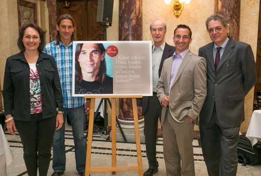 http://www.apa-fotoservice.at/galerie/3012/
Bild v.l.n.r.: Mag. Ursula Hensel (Geschäftsführerin der Multiple Sklerose Gesellschaft Wien; Mitglied im Vorstand der ÖMSG), Martin Geicsnek (Betroffener und Kampagnen-Testimonial), Primarius Dr. Ulf Baumhackl (Facharzt für Neurologie und Psychiatrie, Präsident der Österreichischen Multiple Sklerose Gesellschaft, Vorsitzender des ärztlichen Beirates), Mag. Axel Zuschmann (Geschäftsführer Ecker & Partner), Univ.-Prof. Dr. Karl Vass (Facharzt für Neurologie und Psychiatrie, Präsident der Multiple Sklerose Gesellschaft Wien; Mitglied im Vorstand der ÖMSG)