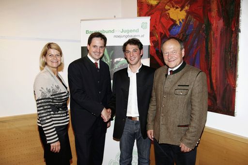 Neuer Landesobmann bei der NÖ Jungbauernschaft: NAbg. Johannes Schmuckenschlager übergibt an Johann Deix (2. v. r.). NÖ Bauernbunddirektorin Klaudia Tanner und NÖ Bauernbundobmann NAbg. Hermann Schultes (r.) gratulieren.