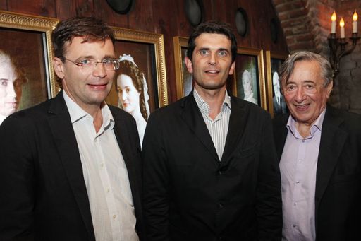  http://www.apa-fotoservice.at/galerie/3013/
Dr. Paul Rankine (GF Time Travel) mit den Baumeistern Andreas Lugner (li.) und seinem Vater Richard Lugner (re.) beim VIP Opening;