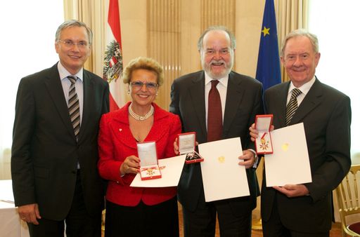 http://www.apa-fotoservice.at/galerie/3024/ Im Bild v.l.n.r.: Gesundheitsminister Alois Stöger, Mag.pharm. Dr.phil. Christiane Körner, Mag.pharm. Heinrich Burggasser, Mag.pharm. Leopold Schmudermaier