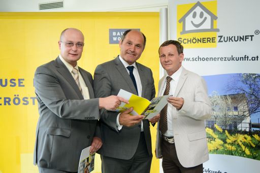 Gemeinnütziger Wohnbauträger Schönere Zukunft aus Niederösterreich feierte Jubiläum am Gelände der Garten Tulln. V.l.: Dir. Mag. Peter Sommer, LH-Stv. Mag. Wolfgang Sobotka, Dir. Mag. Raimund Haidl