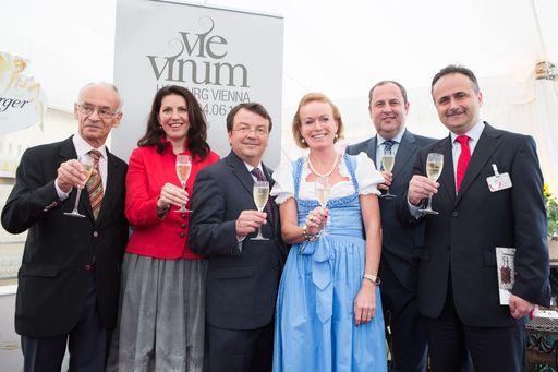 Prominentes Eröffnungskomitte der VieVinum: (v.l.n.r.) S.E. Stephane Gompertz, Botschafter von Frankreich, DI Edith Klauser, Sektionschefin im Lebensministerium, Mag. Willi Klinger, GF der Österreich Wein Marketing, Mag. Alexandra Graski-Hoffmann, Organisatorin der VieVinum, DI Josef Pröll, ehem. Bundesminister für Landwirtschaft, S.E. Gordan Bakota, Botschafter von Kroatien.