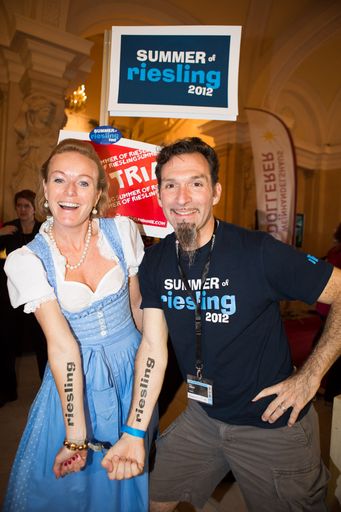 Vorschau Bild von Mag. Alexandra Graski-Hoffmann und Stargastronom Paul Grieco in Stimmung für den "Summer of Riesling".