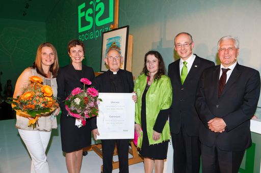  Preisverleihung Essl Social Prize 2012
Moderatorin Barbara Stöckl, Laudatorin Landesrätin Mag. Cornelia Schmidjell, Preisträger Pfarrer Wolfgang Pucher, Gerda und Martin Essl, Laudator Dr. Franz Küberl