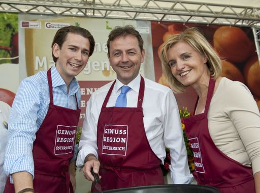 Staatssekretär Sebastian Kurz, Landwirtschaftsminister Niki Berlakovich und GENUSS REGION ÖSTERREICH-Obfrau Margareta Reichsthaler beim Schaukochen auf dem Wiener Naschmarkt.