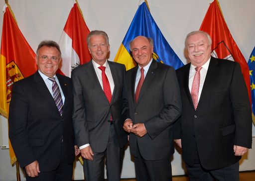 v.l.n.r.: Landeshauptmann Hans Niessl, Familien- und Jugendminister Reinhold Mitterlehner, Landeshauptmann Erwin Pröll und Landeshauptmann Michael Häupl.