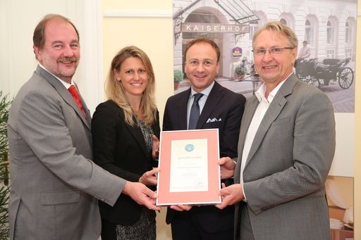  http://www.apa-fotoservice.at/galerie/3023 v.l.n.r.: Peter Peer (CoPräsident der ÖHV), Martina Maly (Michaeler & Partner), Anton Greiderer (BEST WESTERN PREMIER Kaiserhof Wien), Karl Reiner (Green Globe Austria)