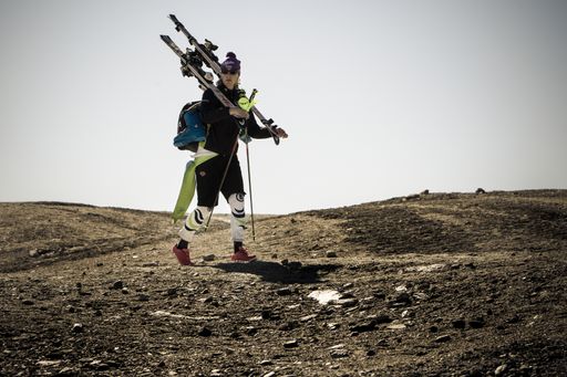  Siegerbild des Objektiv 2012 - Maria Höfl-Riesch am Mölltaler Gletscher: Maria Höfl-Riesch nach einer Trainingseinheit auf dem Rückweg zur Bahnstation am Mölltaler Gletscher. Das Gelände rund um die Mittelstation erinnert aufgrund des niederschlagsarmen Spätsommers eher an eine Mondlandschaft als an ein Gletschergebiet.