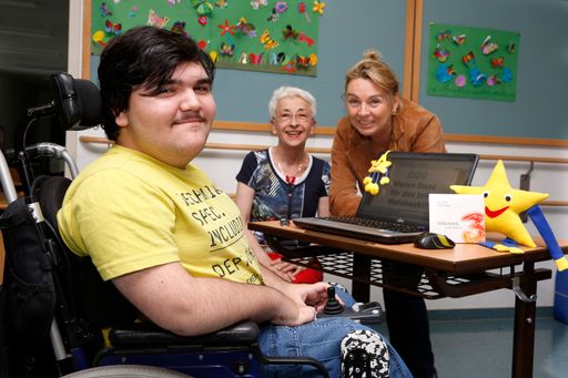 Im Bild v.l.n.r.: Hamzat, Christine Pauxberger (Direktorin der Integrativen Schule Hernals) und Gabriela Gebhart (Geschäftsführerin der Stiftung Kindertraum) bei der Übergabe des Laptops mit mobilem Internet in der Integrativen Schule Hernals.