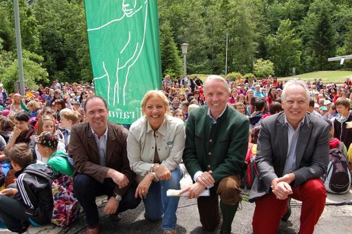  v.l.n.r.: Norbert Karlsböck (Bürgermeister Kaprun), LR Tina Widmann (Vorsitzende Nationalparkrat Hohe Tauern), DDr. Karl Gollegger (Verbund) und Helmut Biberger (Werksleiter Verbund Kaprun) freuen sich sichtlich über ein gelungenes Fest.