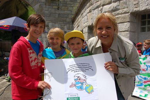 Vorschau Bild von Die Kinder haben im Rahmen des Festes einen ökologischen Fußabdruck erstellt. Alle Zeichnungen wurden in einem Buch zusammengefasst und wurden LR Tina Widmann überreicht.
