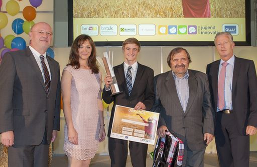 Im Bild v.l.n.r.: Theodor Siegl (Unterrichtsministerium), Tanja Daumann (Raiffeisen Klimaschutz-Initiative), Gewinner Lukas Bernhofer (HTL Braunau) und sein Betreuungslehrer Friedrich Plötzeneder sowie Wirtschaftsminister Reinhold Mitterlehner.