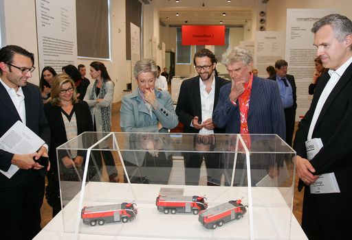 http://www.apa-fotoservice.at/galerie/3039
Im Vordergrund von links nach rechts: Thomas Geisler (MAK-Kustode Design und Kurator der Ausstellung), Lilli Hollein (Vienna Design Week), Kulturministerin Claudia Schmied, Daniel Huber (Managing Partner Spirit Design), Hartmut Esslinger (Designer und Gastkurator) und Christoph Thun-Hohenstein (Direktor MAK).