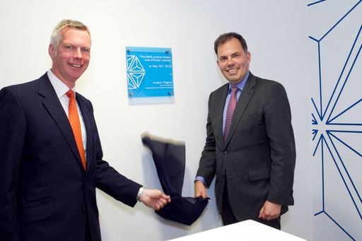 Vorschau Bild von Im Bild (von links nach rechts): Michael Norman, Bristol-Myers Squibb, General Manager - Österreich, Tschechische Republik, Ungarn und Rumänien; Anders Tullgren, Bristol-Myers Squibb, European Vice President & General Manager EU Markets
