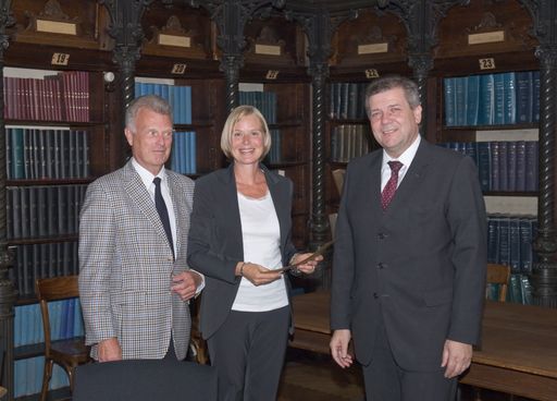  Erstplatzierte Dr. Anna Maria Wolf mit Prof. J. Schwarzmeier (links im Bild) und DI W.Köppl.