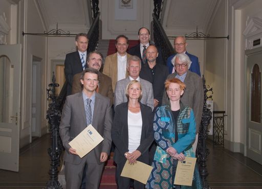 Vorschau Bild von Oberste Reihe, v.l.n.r.:  Prof. A.Laggner,  Prof. Th.Böhm, Prof. F.Kainberger, Prof. H.Sinzinger, Prof. A.Heinemann aus Graz. 2.Reihe, v.l.n.r.:  Prof. W.Linkesch,  Prof. J.Schwarzmeier, Prof. W.Firbas. 1.Reihe,v.l.n.r.: Die Preisträger Prof. Johannes Haybäck,  Doz. Anna Maria Wolf und Prof. Kathrin Eller.
