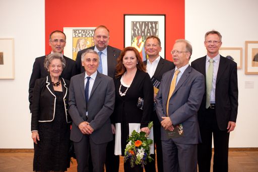 http://www.apa-fotoservice.at/galerie/3043/ hintere Reihe v.li. n. re. Tobias G. Natter (Museolog. Dir. Leopold Museum), Roberto Cosolini (Bürgermeister Triest), Peter Weinhäupl (Managing Director Leopold Museum), Franz Smola (Kurator)
vordere Reihe v.li. n. re. Elisabeth Leopold (Vorstandsmitglied Leopold Museum), Kalvach-Enkel Giorgio Uboni, Alessandra Tiddia (Kuratorin), S.E. Botschafter Eugenio D'Auria.