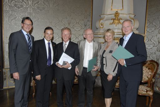 Im Rahmen eines Festaktes im Grazer Palais Attems hat der steirische BZÖ-Chef Abg. Gerald Grosz gemeinsam mit der Präsidentin der Jörg Haider Gesellschaft Frau Claudia Haider die diesjährigen "Dr. Jörg Haider Medaillen für Verdienste um die politische Erneuerung" an den langjährigen steirischen ÖVP-Landesrat Dr. Gerhard Hirschmann, den ehemaligen steirischen ORF-Landesintendanten und Gründer des Alpen-Donau-Adria-Magazins Dr. Günther Ziesel sowie an den Obmann und Gründer des Aktiven Tierschutz Steiermark "Arche Noah" Präsident Herbert Oster verliehen.