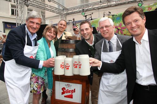  Die Eröffnung mit dem traditionellen Stiegl-Bieranstich lockt auch in diesem Jahr wieder zahlreiche BesucherInnen zum Linzergassenfest.