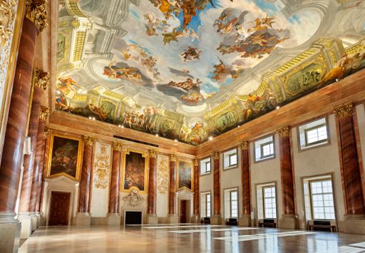  Der Herkulessaal im GARTENPALAIS Liechtenstein, entworfen von Architekt Domenico Martinelli kurz nach 1700, Fresko von Andrea Pozzo (1642-1709) mit den Taten des Herkules und seiner Apotheose, 1704-1708