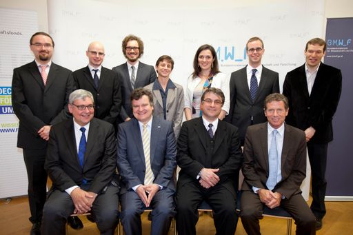 http://www.apa-fotoservice.at/galerie/3062/
Im Bild: Hintere Reihe v.l.n.r.: Jürgen Hauer, Franz Schuster, Michael Kirchler, Julia Budka, Sofia Kantorovich, Kaan Boztug und Alexander Dammermann. Vordere Reihe v.l.n.r.: Christoph Kratky, Thomas A. Henzinger, Niyazi Serdar Sariciftci und Karlheinz Töchterle
