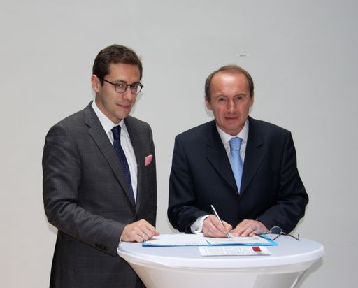 Im Bild: v.r.n.l.: Unterschrift unter MeinOE-Unterstützungserklärung: EP-Vizepräsident Othmar Karas mit Notarsubstitut Dr. Martin Gratzl