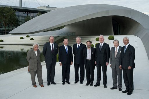 Vorschau Bild von Im Bild v.l.n.r.: Prof. Hinnerk Wehberg (Landschaftsarchitektur), Otto F. Wachs (Geschäftsführer der Autostadt), Prof. Dr. Ferdinand Piech (Aufsichtsratsvorsitzender Volkswagen AG), Prof. Dr. Martin Winterkorn (Vorstandsvorsitzender Volkswagen AG), Prof. HG Merz (Inszenierung), Prof. Gunter Henn (Architektur), Dr. Wolfgang Porsche (Porsche Aufsichtsratsvorsitzender), Matthias Müller (Vorstandsvorsitzender der Dr. Ing. h.c. F. Porsche AG)