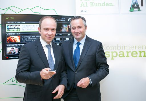  (v.l.n.r.): Alexander Sperl, A1 Vorstand Marketing, Vertrieb und Service und Hannes Ametsreiter, Generaldirektor A1 und Telekom Austria Group, stellen das neue Tarifprogramm Kombinieren und Sparen vor.