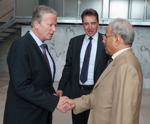 Mittwoch, 13. Juni 2012 --- Am Rande des 5. OPEC-International Seminiar in der Wiener Hofburg traf OMV-Generaldirektor Gerhard Roiss (M) mit Wirtschaftsminister Reinhold Mitterlehner (L) und dem Energieminister der Vereinigten Arabischen Emirate, Mohamed Bin Dhaen Al Hamli (R) zusammen. FOTO: HOPI-MEDIA/BERNHARD J. HOLZNER