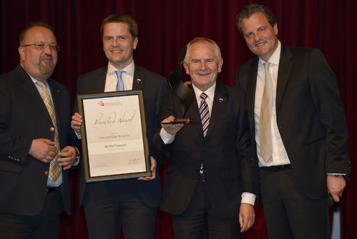  Im Bild v.l.n.r.: Univ. Prof. Dr. Peter Schnedlitz/Wirtschaftsuniversität Wien, Bernhard Reikersdorfer/Geschäftsführer RE/MAX Austria, Alois Reikersdorfer/Regionaldirektor RE/MAX Austria und Gründer RE/MAX Austria, Andreas Schwerla Präsident des ÖFV, Managing Director McDonald's Österreich & Vice President Western Region.
