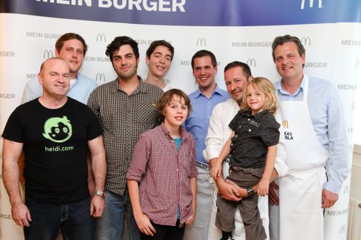 Vorschau Bild von Finale der Aktion "Mein Burger" 2012: Die Gewinner-Teams mit McDonald's Österreich-Chef Andreas Schwerla (rechts im Bild).