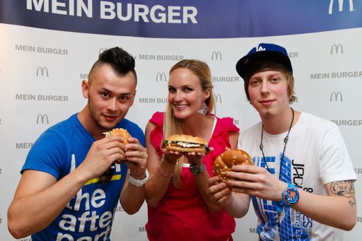 Vorschau Bild von Lukas Plöchl (Trackshittaz), Patricia Kaiser und Manuel Hoffelner (Trackshittaz) sind von den Sieger-Burgern begeistert.