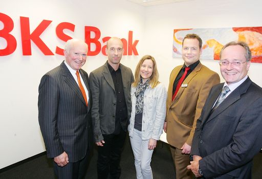 http://www.apa-fotoservice.at/galerie/3081/
Happy Birthday BKS Bank Perchtoldsdorf
Im Bild v.l.n.r.: Dkfm. Dr. Heimo Penker(Generaldirektor der BKS Bank), Arno Popotnig (Künstler), Mag. Birgitta Kager (Kunsthistorikerin), Mag. Martin Gratzer (Filialleiter BKS Bank Perchtoldsdorf) und Mag.Gunnar Haberl (Leiter der Direktion Wien)