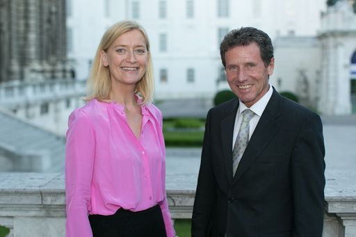 http://www.apa-fotoservice.at/galerie/3061
Im Bild v.l.n.r.: Dr. Johanna Rachinger (Generaldirektorin der Österreichischen Nationalbibliothek), Dr. Karlheinz Töchterle (Bundesminister für Wissenschaft und Forschung)