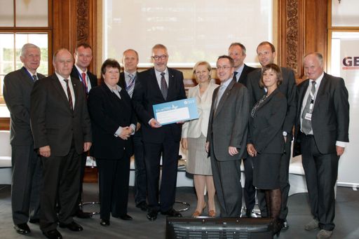  Die Generaldirektion der Allianz Elementar Versicherung erhält von WKW-Präsidentin Brigitte Jank, GEWINN-Herausgeber Professor Georg Wailand und ÖGNI-Gründungspräsident Philipp Kaufmann die BLUECard.