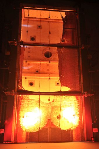 Vorschau Bild von Der neue Vertikalprüfofen, die Superlative einer Prüfeinrichtung, bei der feierlichen Inbetriebnahme.