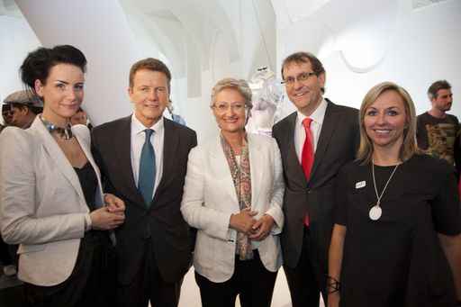  Im Bild v.l.n.r.: Anouk Wipprecht, Kuratorin Ausstellung "TECHNOSENSUAL. where fashion meets technology; Dr. Wolfgang Waldner, Staatssekretär, Bundesministerium für europäische und internationale Angelegenheiten; Bundesministerin Dr. Claudia Schmied, Bundesministerium für Unterricht, Kunst und Kultur; Dr. Christian Strasser, Direktor MuseumsQuartier Wien; Daniela Enzi, Prokuristin MuseumsQuartier Wien