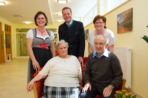  http://www.apa-fotoservice.at/galerie/3085
Das zu Dr. Dr. Wagner Gesundheit & Pflege gehörende Pflegeheim Afritz am See wurde am 15. 6. 2012 im Rahmen einer feierlichen Eröffnung offiziell seiner Bestimmung übergeben. Grußbotschaften wurden von Nationalratsabgeordneten Bürgermeister Maximilian Linder, Landesrat Mag. Christian Ragger und Bezirkshauptmann Dr. Bernd Riepan überbracht.vlnr. Pflegedienstleitung Brigitte Messner, Inhaber Dr. Dr. Wagner, Heimleitung Waltraud Kahlhofer und zwei glückliche Hausbewohner.