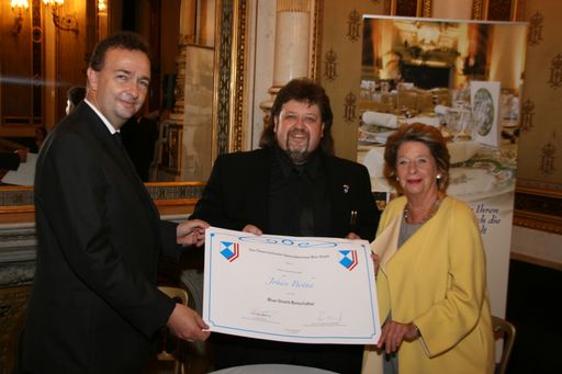 Karl Habsburg-Lothringen (l.) und Bezirksvorsteherin Ursula Stenzel (r.) verliehen am 15. 06. 2012 in der Wiener Staatsoper den Titel eines Blue-Shield-Botschafters an Kammersänger Johan Botha (m.). Die Laudatio hielt Ian Holender. Blue Shield setzt sich weltweit für den Schutz bedrohter Kulturgüter ein.