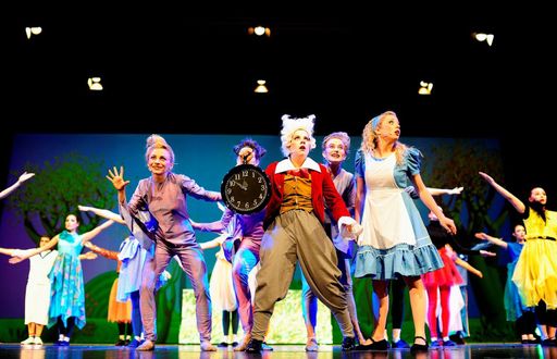  Alice, das weiße Kaninchen und die Grinsekatze im Wunderland