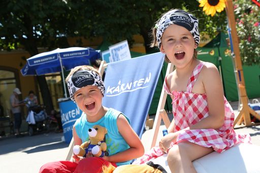  http://www.apa-fotoservice.at/galerie/3087/
Das Familienurlaubsland auf der sonnigen Südseite der Alpen besuchte den Tiergarten Schönbrunn und gab einen Vorgeschmack auf das, was man sich vom Urlaub in Kärnten erwarten darf: Freude, Leichtigkeit und perfekte Rahmenbedingungen für Familien.