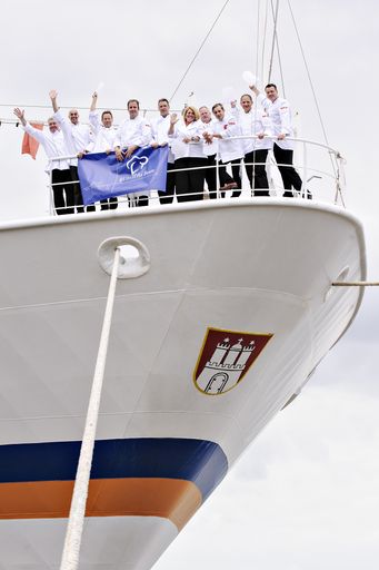  Teilnehmende Gastköche von links nach rechts: Franz Wiget, Gerhard Wieser, Dieter Müller, Stefan Wilke, Jannis Brevet, Léa Linster, Dieter Koschina, Nils Jorra, Rolf Fliegauf, Silvio Nickol. COPYRIGHT-HINWEIS: Das hier honorarfrei bereitgestellte Fotomaterial steht Ihnen nur im Zusammenhang mit Abdruck der Pressemeldung vom 18.06.2012 "EUROPAs Beste 2012 in Antwerpen: Gourmetevent der Extraklasse" zur Verfügung. Die Fotos dürfen nur im Ganzen verwendet und nicht verändert oder bearbeitet werden. Sie dürfen nicht archiviert oder an Dritte weitergegeben werden. Verwendung der Bilder nur mit vollständigem Copyrightvermerk "Foto: Hapag-Lloyd Kreuzfahrten" - wir bitten darum, den Firmennamen nicht abzukürzen. Die Verwendung dieses Bildes ist für redaktionelle Zwecke honorarfrei.